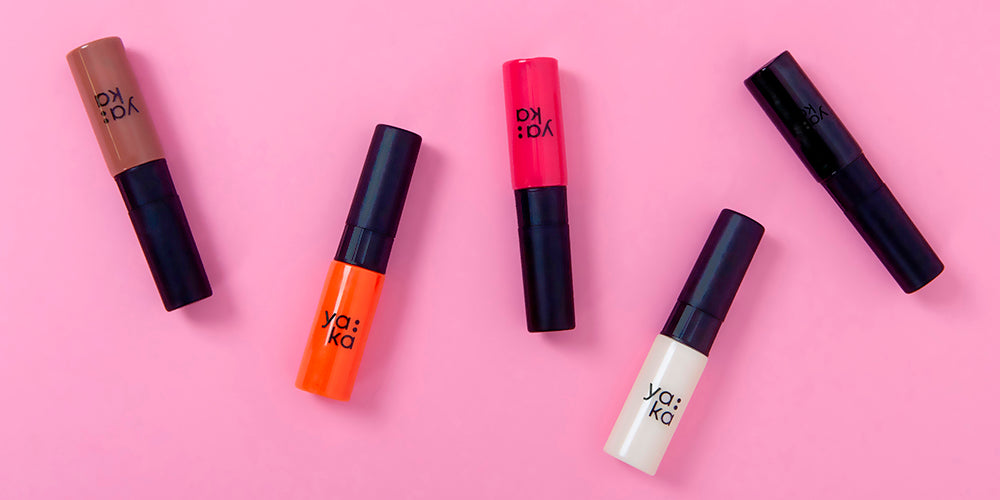 Gamme de vernis à ongles 2en1 YAKA avec embout pinceau et stylo précis, disponible en plusieurs couleurs vives.